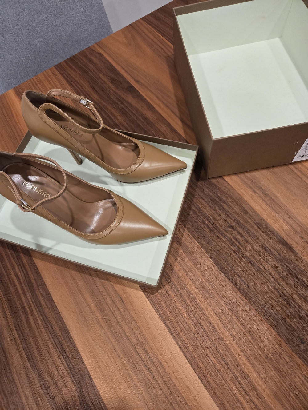 Burberry White Natural Leather Pump Tag - 100 Pump